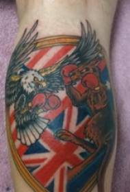 Perna masculina de tatuagem de bezerro europeu na imagem de tatuagem de águia e canguru