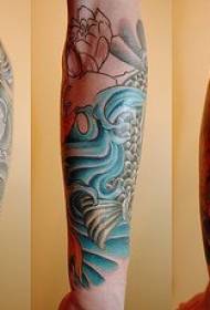 braccio tatuaggio rosso e nero koi fish tattoo