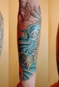 arm rout a schwaarz Koi Fësch Tattoo Muster