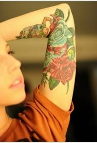 patró de tatuatge de rosa pintat amb braç de flor