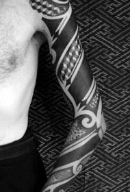 arm black plemenski totemski uzorak tetovaže