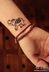 女性の手首の象のタトゥーパターン
