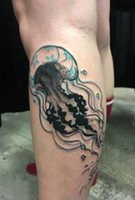 Perna masculina de tatuagem de bezerro europeu na imagem de tatuagem de água-viva colorida
