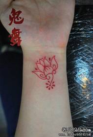 meisje pols lytse trendline lotus tattoo patroan