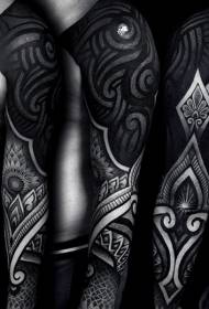 ruka Osobnost crnih raznih plemenskih uzoraka tetovaža nakita