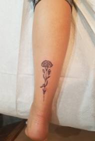маленькая свежая женская фигура татуировки девушка теленка на черном цветке татуировки картина