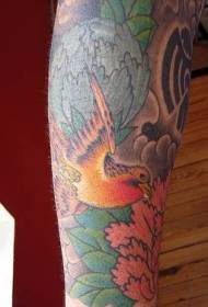 腕の色の鳥の花の入れ墨のパターン
