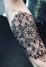 un grupo de fotos de tatuaxes de vainilla Mandala no brazo