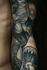 Köpekbalığı Dövme Desenli Kol Siyah ve Beyaz Çiçek