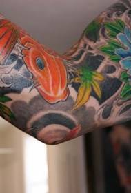 brazo azul peonía flor y patrón de tatuaje de pez koi
