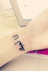 tatuaggio sanscrito polso fresco e semplice