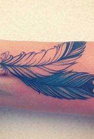 Изящный образец татуировки из перьев