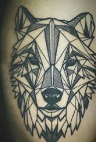 betis tato simetris betis laki-laki pada gambar tato kepala serigala geometris hitam