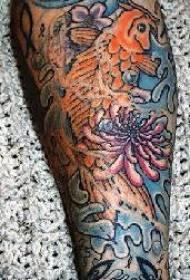 käsivarren väriset aallot ja koi kala -tatuointikuvio