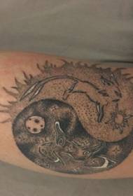„Taiji“ apkalbų tatuiruotės modelio vyro blauzda ant juodos „Taiji“ apkalbų tatuiruotės nuotraukos