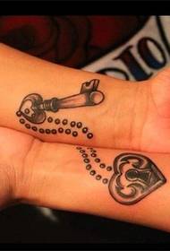 una bella coppia di tatuaggi di polso