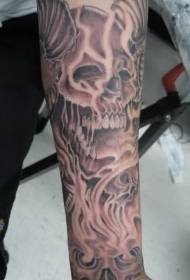 muški krak ljuti uzorak lubanje tetovaža