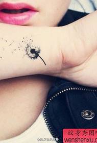Kvinna liten färsk handled maskros tatuering mönster