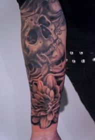 lengan bunga tengkorak abu-abu dan pola tato bunga