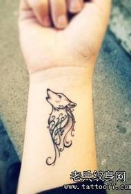 एक महिला कलाई भेड़िया टैटू पैटर्न