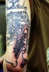 rankos juodos ir baltos kaukolės ir pistoleto tatuiruotės modelis