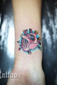 djevojački zglob lijepi modni uzorak tetovaža malog srca