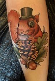 Europe et les États-Unis filles de tatouage de veau veau sur les pommes de pin et l'image de tatouage d'écureuil