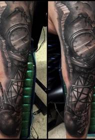 braccio nero orologio grigio e modello di tatuaggio casa danneggiato