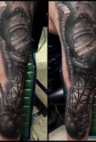 mkono wakuda wotuwa ndi mawonekedwe owonongeka a tattoo nyumba