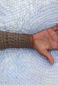 vyriškos rankos juodas indiškas tatuiruotės modelis