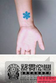 tyttö ranne trendi yksinkertainen sininen lumihiutale tatuointi malli