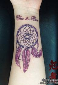 dievča zápästie krásne vyzerajúce tetovanie lapač snov