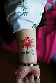 Imatge creativa del tatuatge de vainilla de color vermell a la nina creativa