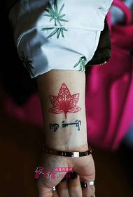 Piccola immagine del tatuaggio vaniglia rossa polso creativo