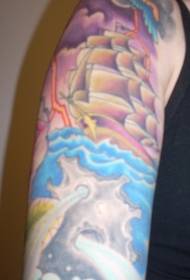 Modello di tatuaggio di barca a vela color spalla nella tempesta