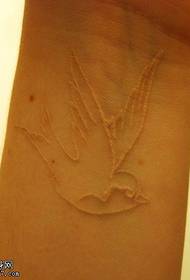 Női csukló fehér láthatatlan fecske tetoválás kép