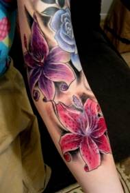 brazo patrón de tatuaxe de lírio de cor viva