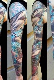 Model de tatuaj de rechin de culoare braț de flori