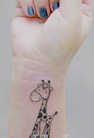mazs plaukstas tetovējums tiek dalīts ar svaigu žirafu tetovējumiem