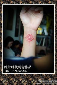 Ang pulso sa batang babaye malumo ug malumo nga sumbanan sa tattoo nga totem lotus