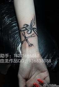 modello di tatuaggio arco ragazza grigio moda bellissimo nero grigio