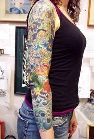 vajza modeli i tatuazhit të bukur të ngjyrosur me tatuazh