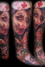 braço enfermeira sangrenta monstro com padrão de tatuagem de caveira