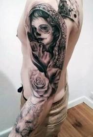 Estilo mexicano Retrato de mulher negra com pistola rosa e padrão de tatuagem de lobo