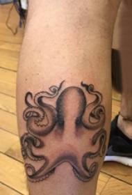 Calamar masculí tatuatge de polp negre a la vivaç imatge del tatuatge del pop