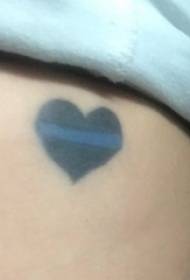 Betis gadis tato garis Eropa pada gambar tato jantung hitam