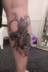 Samurai-tatuo maskla shanko sur la kolora prajna militanta tatuaje bildo