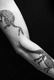 besoa beltza klasikoa hainbat dinosauro hezur tatuaje eredua