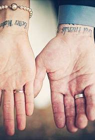 krásny pár s anglickými tetovaniami