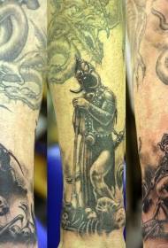 brazo tatuaje de manga de guerrero de mediana edad en blanco y negro